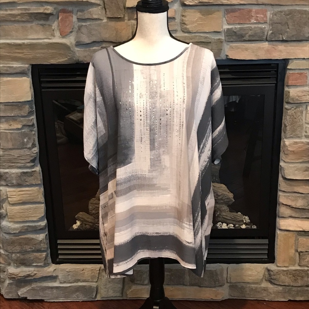 Beautiful cj banks cream and gray top. 2x